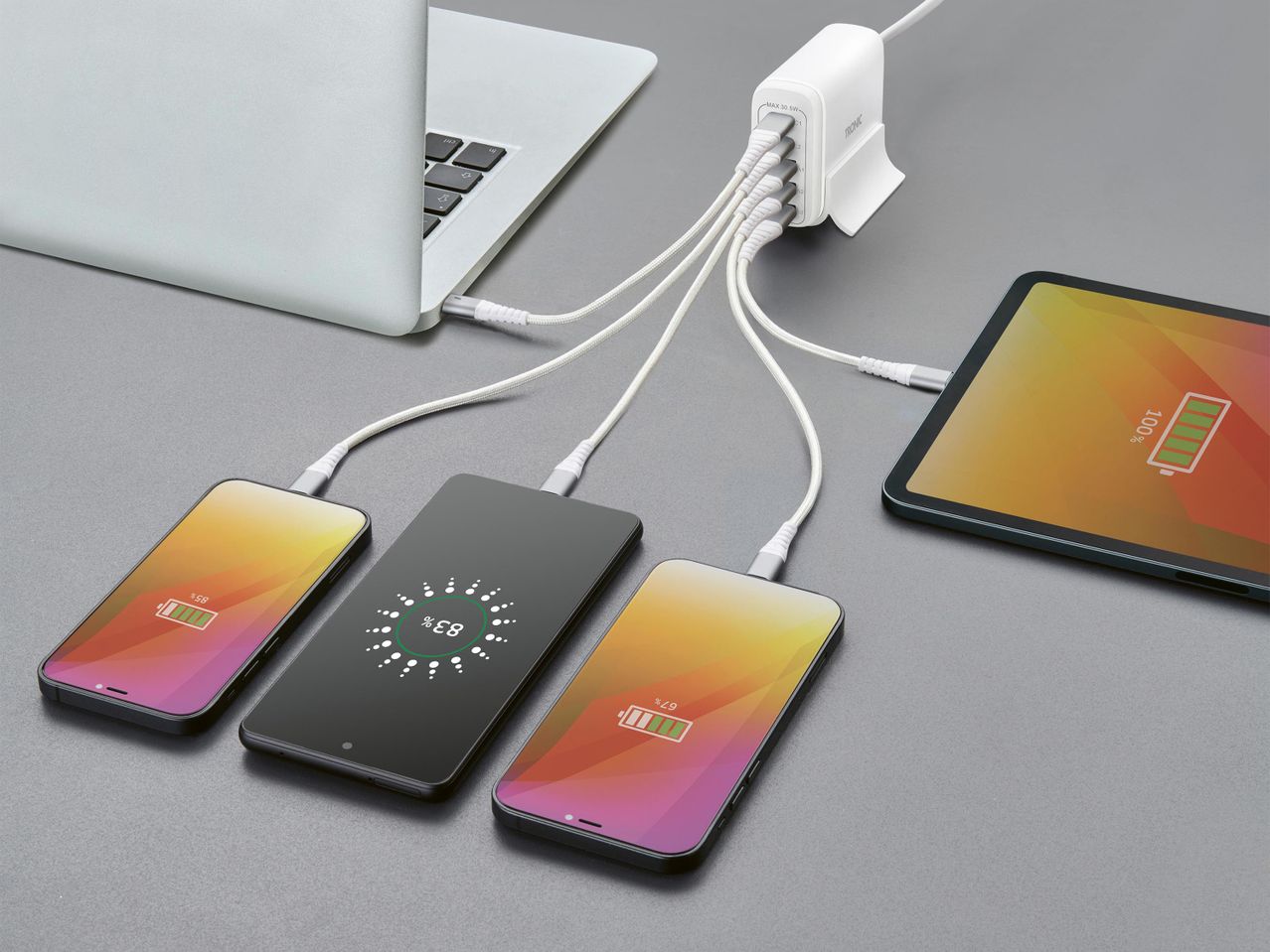 Fehér töltőállomás laptopot, táblagépet és három okostelefont tölt.