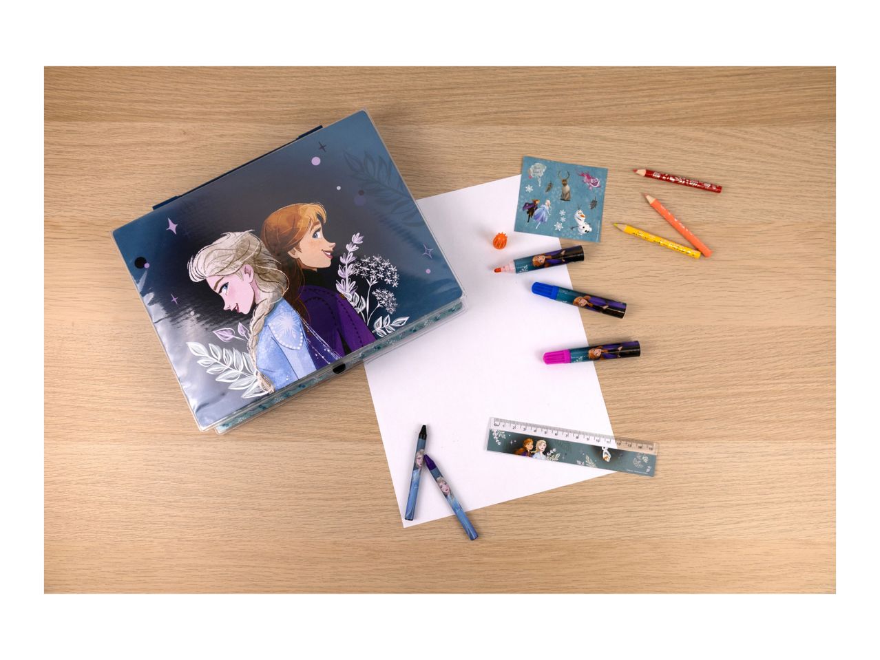 Frozen-themed art set with a pouch, markers, and drawing paper.
