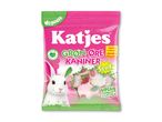 Veganske sure vingummikaniner med grønne ører i en lyserød pose.