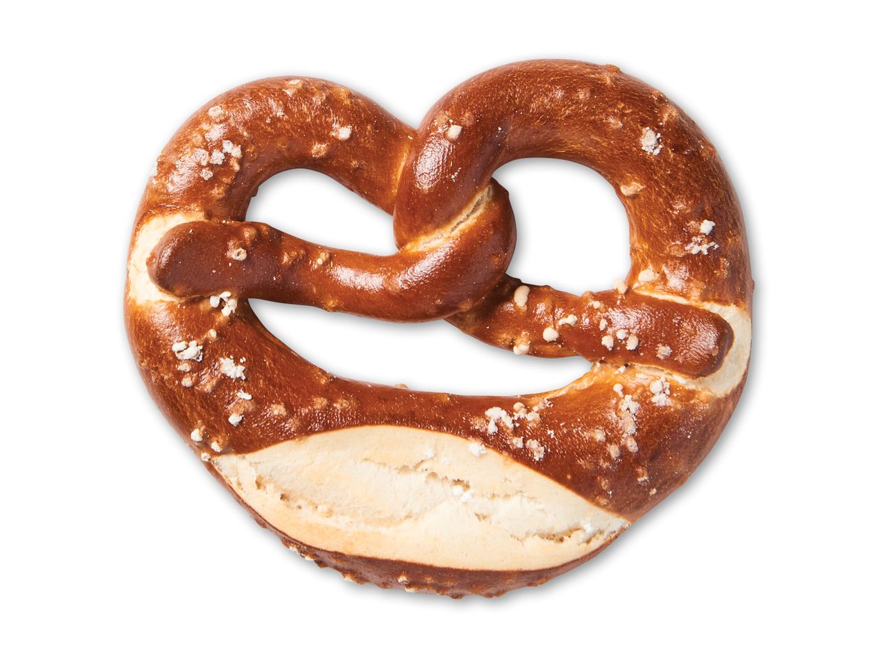 En klassisk saltkringle med groft salt, set fra oven.