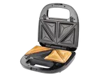 Sandwich maker cu două sandwich-uri triunghiulare prăjite.
