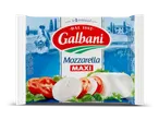 Verpakking van mozzarella maxi met tomaten en basilicum, met een blauw-witte achtergrond van een Italiaans landschap.