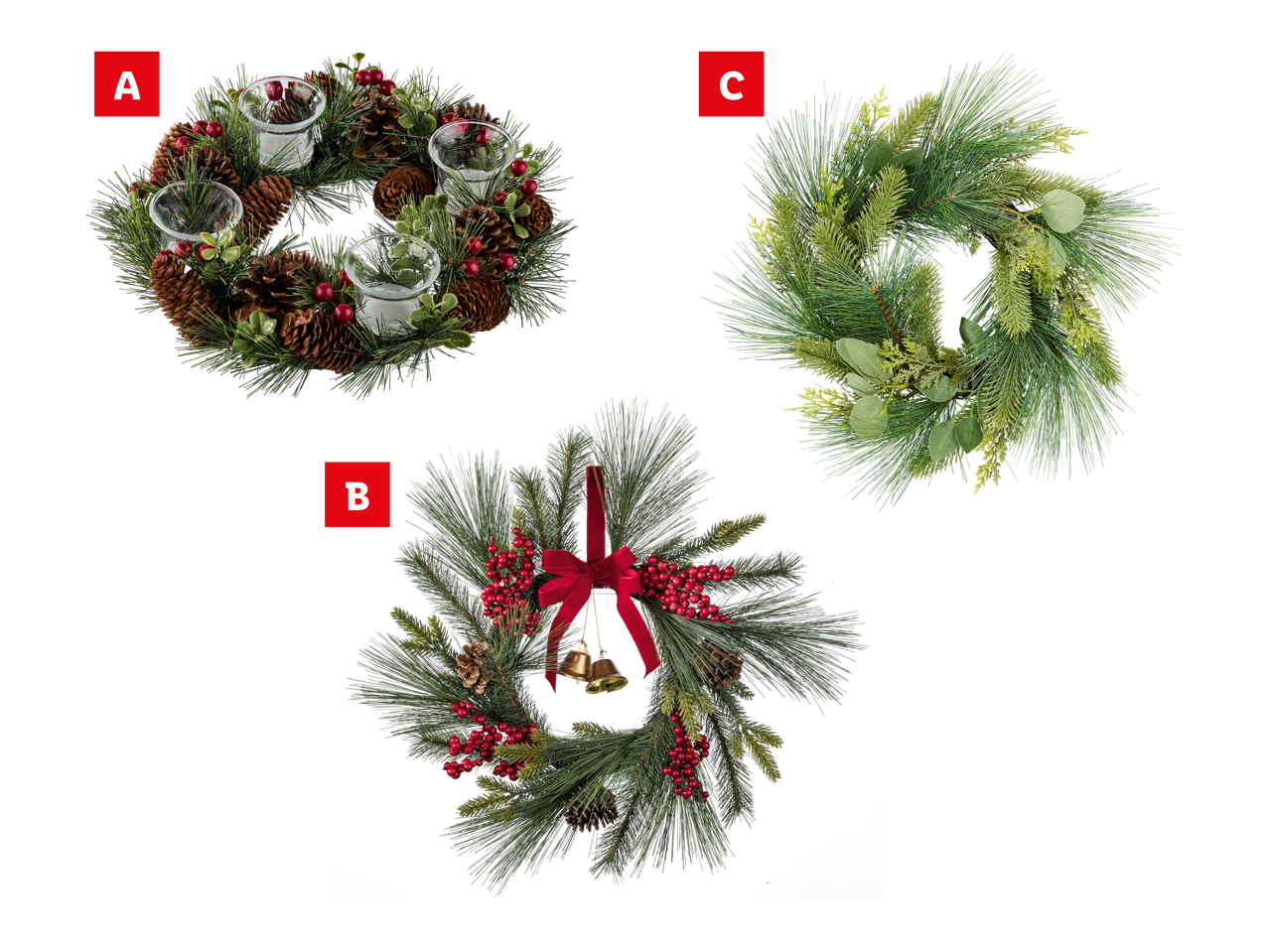 Kolme erilaista joulukoristetta: kynttiläseppele, kelloseppele ja vihreä seppele.