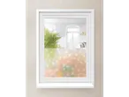 Fenster mit weißem Rahmen und bunter, gemusterter Sichtschutzfolie, die einen Innenraum zeigt.