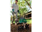 Homem usando um cultivador Parkside para trabalhar a terra.