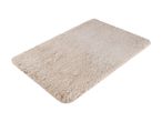 En rektangulær, lys beige bademåtte med en blød, plysset tekstur.