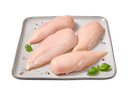 Quatro peitos de frango crus num prato cinzento, guarnecidos com manjericão e pimenta.