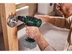 Bărbatul folosește o bormașină cu percuție PARKSIDE® 3 în 1 pentru a fixa un șurub.