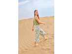 Calças culotte femininas ESMARA com estampa de folhas verdes e brancas, usadas num deserto.