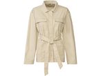 Giacca beige con cintura in vita e tasche sul petto.