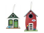 Zwei bunte Vogelhäuschen in Form von Häusern, eines grün und eines rot.