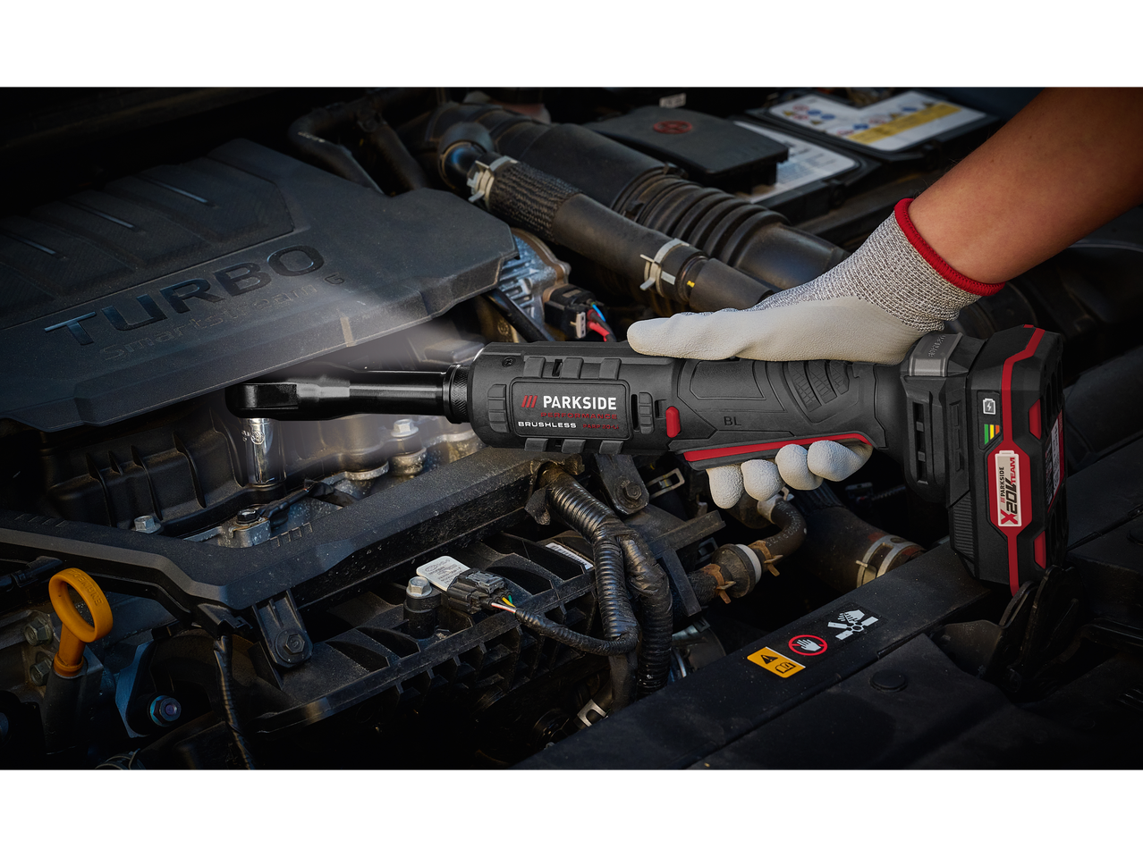 PARKSIDE 20 V akutoitega narrevõti auto mootoril kasutuses.