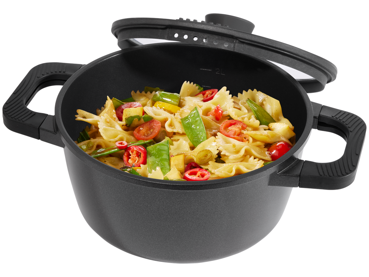 Panela de alumínio Silvercrest® com massa farfalle e vegetais.
