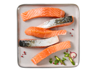 Filetes de salmão crus com pele num prato retangular, com guarnições.
