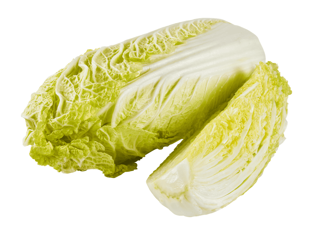 Kokonainen ja puolitettu kiinankaali mustalla taustalla.