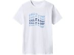 Balti marškinėliai su mėlynu tekstu „CALL IT A DAY“.