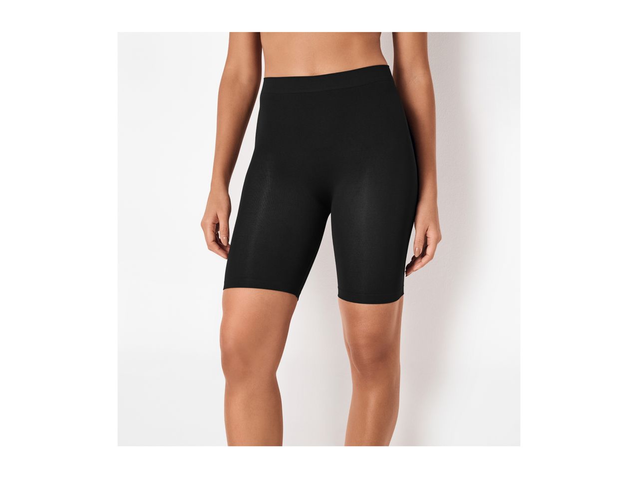 Woman wearing black seamless cycling shorts