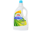 Detergente Universal Formil para roupa branca e de cor, 66 lavagens, com 50% de plástico reciclado.