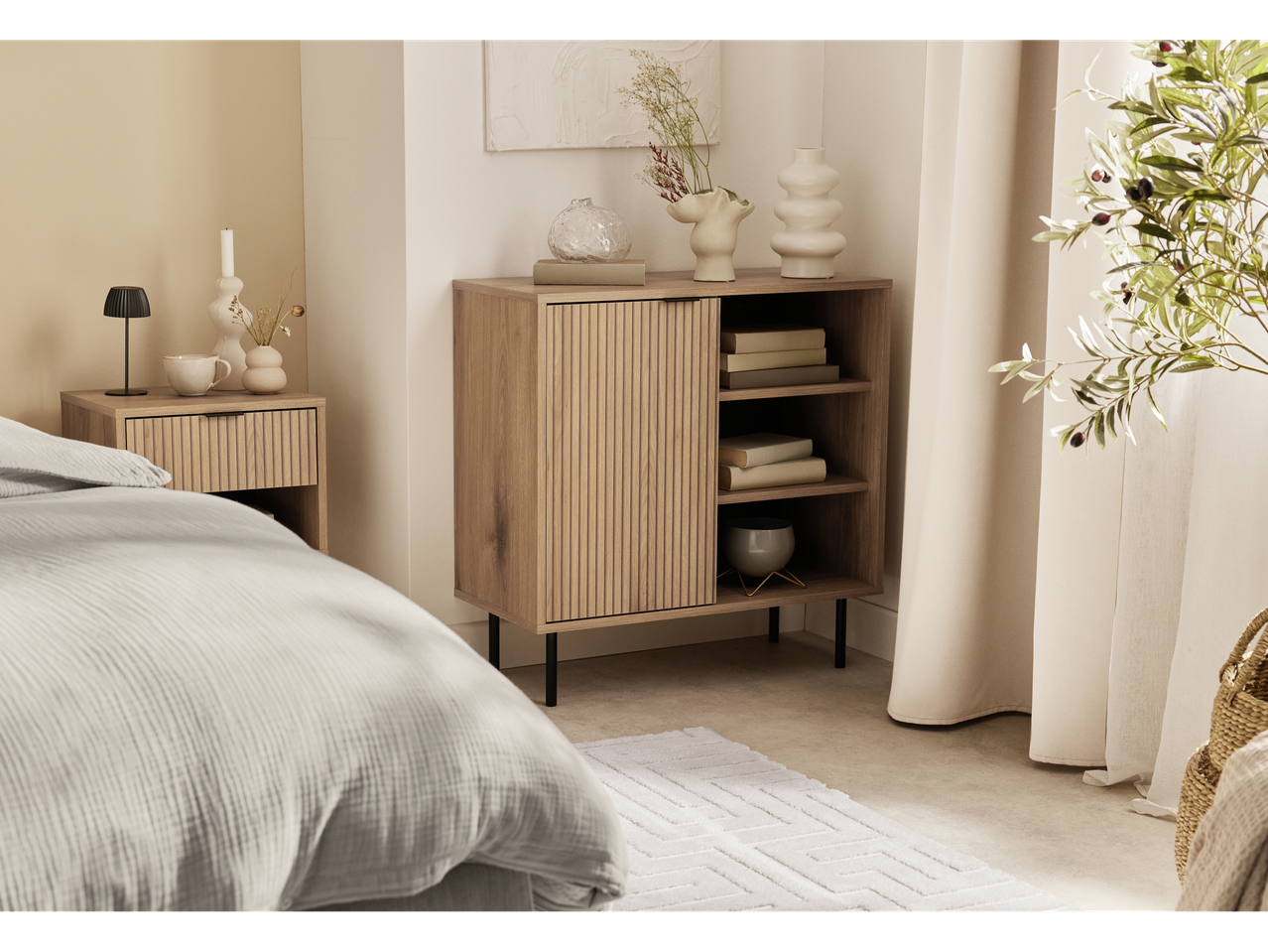 Cómoda LIVARNO home num quarto com cama e candeeiro de cabeceira.