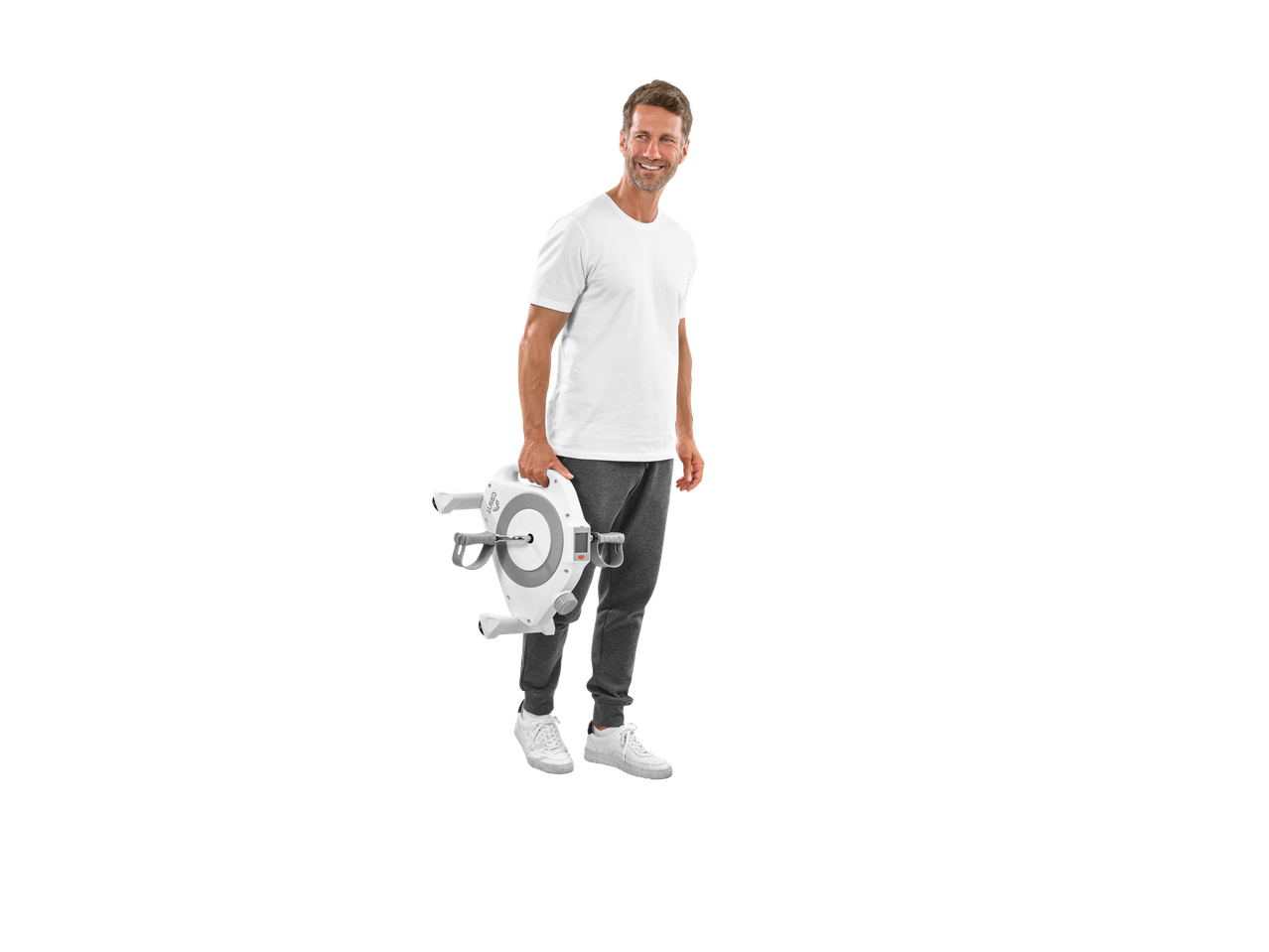 Homem de t-shirt branca e calças de fato de treino cinzentas a segurar um exercitador de pedais portátil.