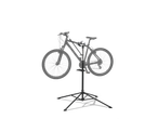 Bicicletă de munte pe un stand de reparații.