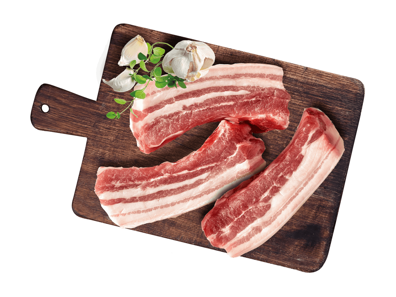 Drei Stücke roher Schweinebauch mit Knoblauch und Kräutern auf einem Holzbrett.