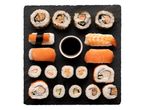 Szusi szett: lazac nigiri, maki tekercsek és szójaszósz.