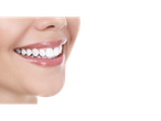 Sorriso brilhante: dentes brancos e lábios rosados.