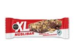 Müslibar med peanuts og mælkechokolade i rød og hvid indpakning.