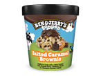 Gezouten karamel en brownie ijsbeker met chocolade topping.