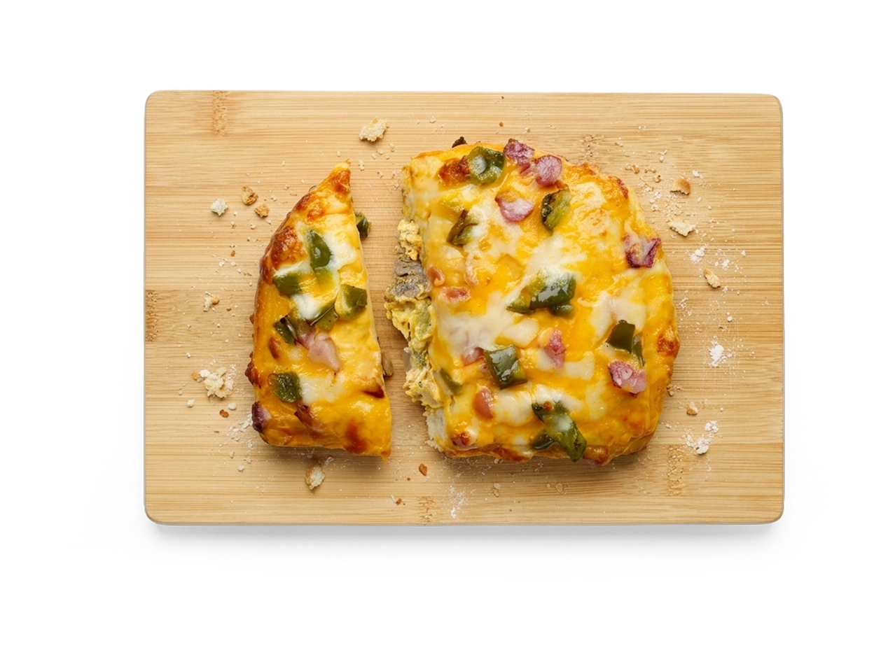 Een gesneden gevulde broodrol met kaas, paprika en ham op een houten plank.