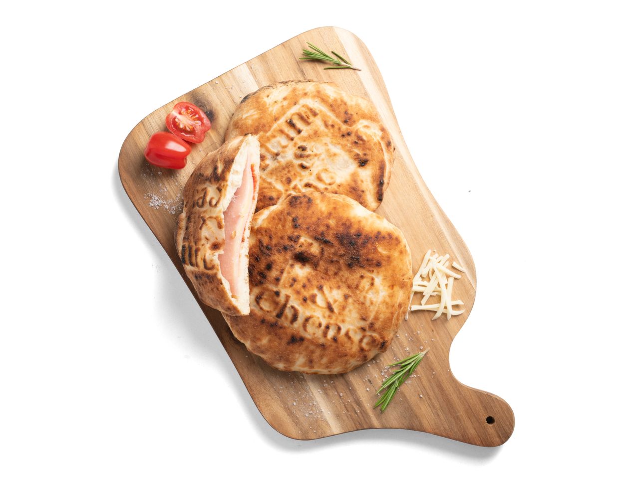 Sonkás-sajtos piadina fa deszkán.