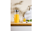 Carafă de suc de fructe SILVERCREST cu suc de portocale, un pahar și afine pe o masă de lemn.