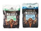 To poser økologisk müsli fra Urtekram, en med bær og en med chokolade.