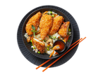Frango crocante com gergelim servido com arroz e legumes.