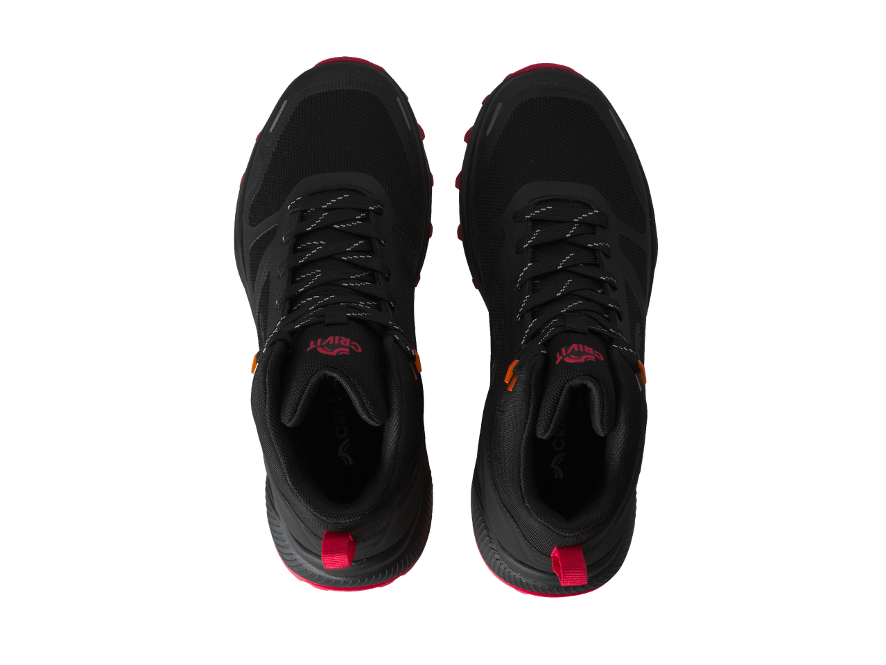 Чифт черни спортни обувки с червени акценти, погледнати отгоре.