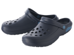 Une paire de sabots en plastique bleu foncé avec des trous d'aération et des accents bleus.