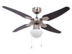 Stropni ventilator s temnimi lesenimi lopaticami in svetilnim kompletom iz opalnega stekla.