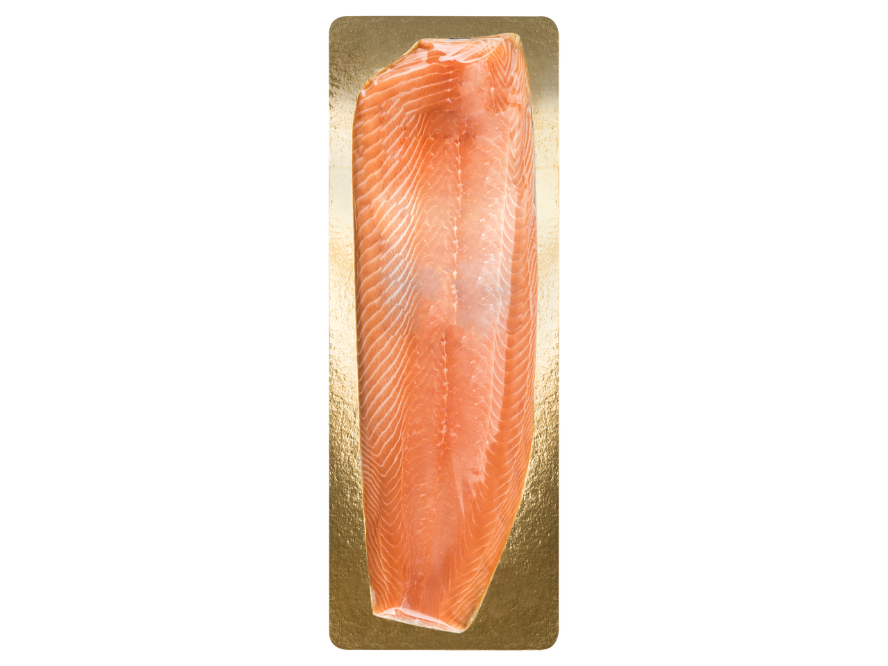 Vakuuminėje pakuotėje supakuota lašišos filė ant auksinio padėklo.