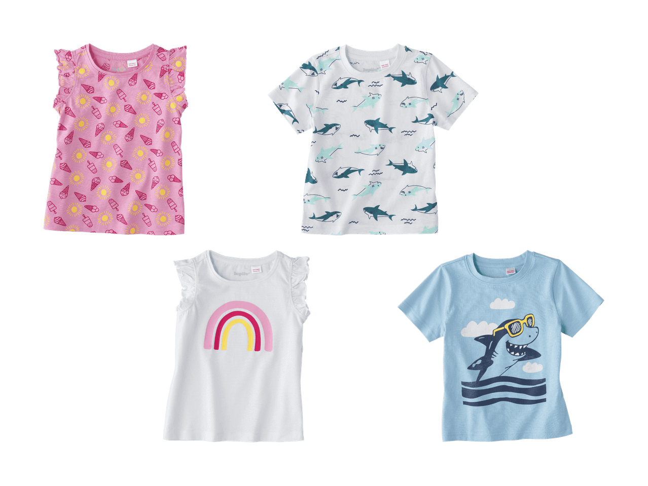 Cinq t-shirts pour enfants : rose à motifs de glaces, blanc à motifs de requins, blanc à arc-en-ciel, et bleu clair à requin souriant.