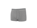 Grijze boxershort met witte tailleband op zwarte achtergrond.