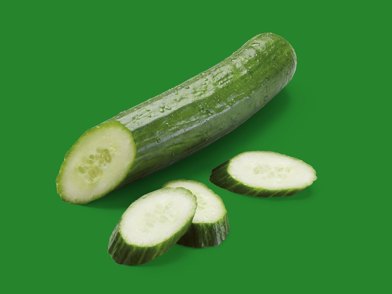Frische Gurken in Scheiben geschnitten.