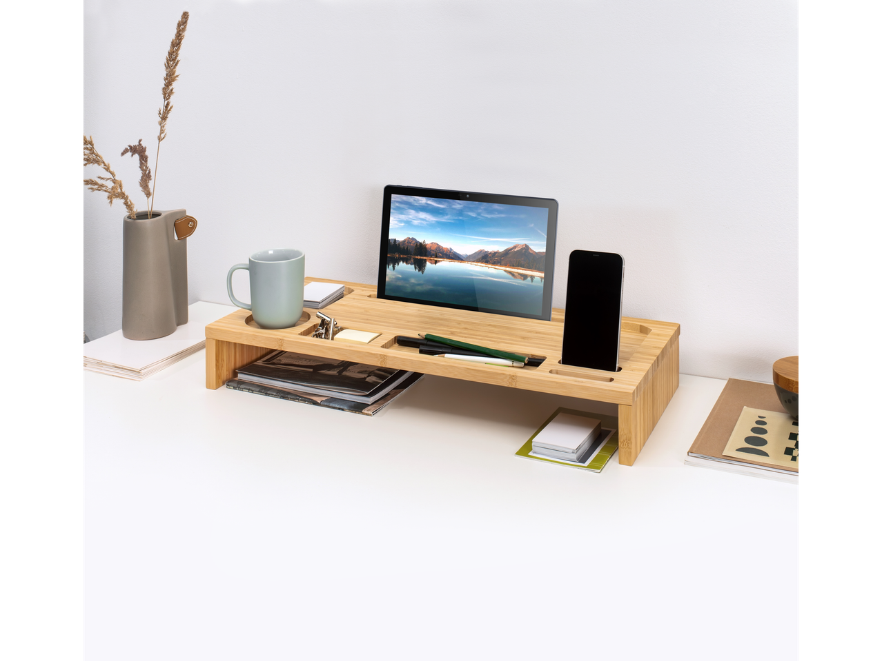 Livarno Home Monitororganizer aus Bambus mit Tablet, Smartphone und Tasse auf einem Schreibtisch.