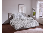 LIVARNO Bettwäsche-Set mit botanischem Muster auf einem Bett in einem modernen Schlafzimmer.