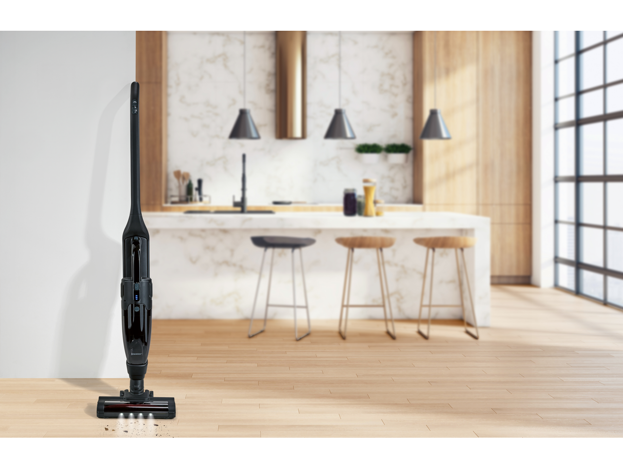 SILVERCREST 2 v 1 pokončni in ročni sesalnik v moderni kuhinji