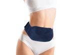 Donna con Cuscino gel per terapia caldo/freddo blu scuro e biancheria intima bianca.