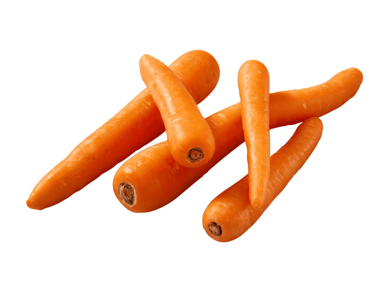 Carottes fraîches et oranges dans une caisse en bois.