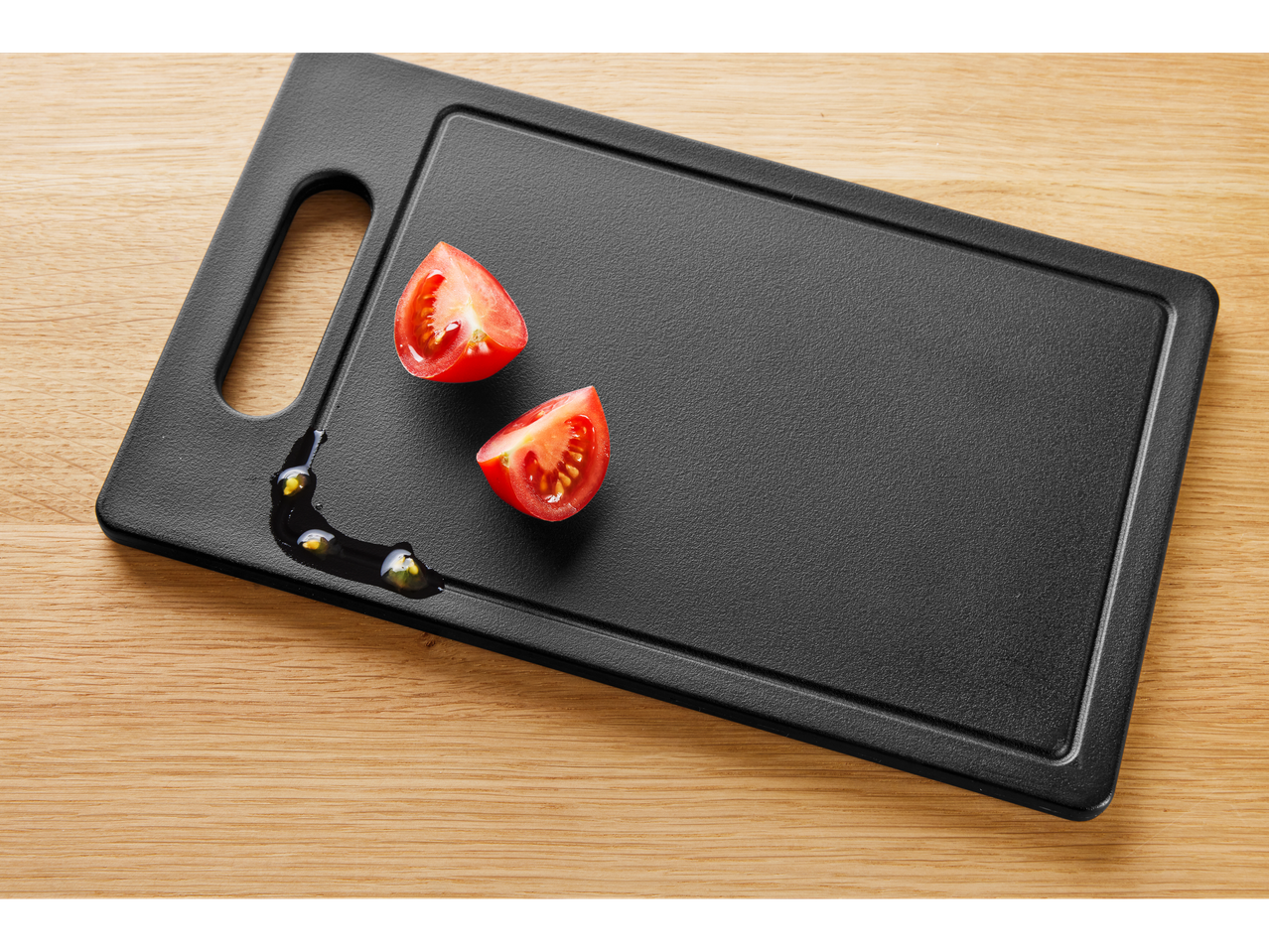 SILVERCREST® Chopping Board with two tomato wedges and balsamic glaze