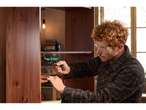 Homem a montar uma prateleira de madeira com uma aparafusadora sem fios PARKSIDE.