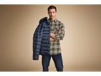 Homem com jaqueta acolchoada esmara® Men e camisa de flanela.